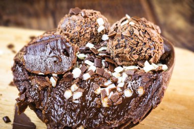 Paskalya yumurtası ikiye bölünmüş ve kremalı çikolata dolgulu. Yaratıcı Paskalya tatlı konsepti