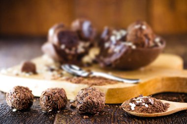 Çikolatalı paskalya yumurtası kremalı ve Brigadeiro şekeriyle dolu. Brezilya 'dan gelen paskalya geleneği, yaratıcı ve dekoratif yumurta. Seçici odak.