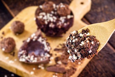 Paskalya yumurtası ikiye bölünmüş ve kremalı çikolata dolgulu. Yaratıcı Paskalya tatlı konsepti