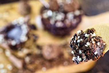 Tahta arka planda çikolatalı Paskalya yumurtası. Brezilya Paskalya konsepti. Kaşıklı çikolata göz..