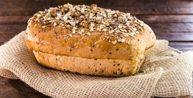 Ev yapımı ekmek, kestane, ceviz, yulaf, keten tohumu ve tohumlu. İhracat için küçük işletme ürünü. Vegan ekmeği, organik ürünler ihraç etme kavramı..