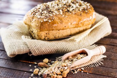 Fındıklı ve kestaneli vejetaryen ekmeği, şekersiz ve glütensiz. Sağlıklı yaşam kavramı.