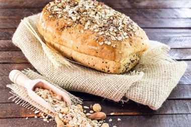 Ev yapımı ekmek, kestane, ceviz, yulaf, keten tohumu ve tohumlu. İhracat için küçük işletme ürünü. Vegan ekmeği, organik ürünler ihraç etme kavramı..