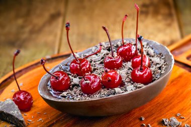 Brezilya Paskalya yumurtası. Brezilya 'da tipik Paskalya ve Paskalya tatlısı, taze kiliseli çikolata yumurtası kaşıkla tatmak için..