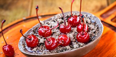 Kirazlı çikolata, tatlı için yaratıcı paskalya yumurtası..