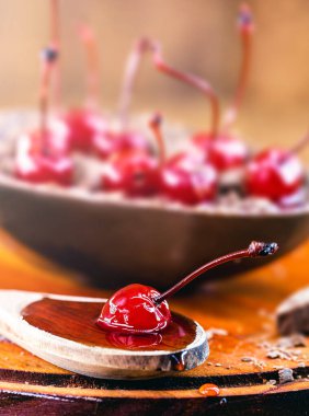 Brezilya 'dan paskalya yumurtası, kremalı çikolata ve taze kirazlı. Brezilya 'dan tipik bir Paskalya tatlısı. Metin için odak noktası ve boşluk.