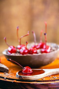 Brezilya 'dan paskalya yumurtası, kremalı çikolata ve taze kirazlı. Brezilya 'dan tipik bir Paskalya tatlısı. Metin için odak noktası ve boşluk.