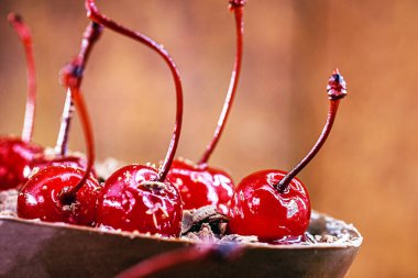 Brezilya 'dan paskalya yumurtası, kremalı çikolata ve taze kirazlı. Brezilya 'dan tipik bir Paskalya tatlısı. Metin için odak noktası ve boşluk.
