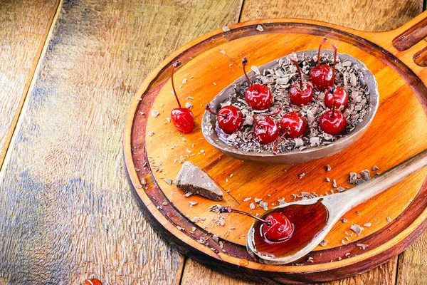 Chocolate Con Cereza Huevo Pascua Creativo Para Postre Cuaresmal — Foto de Stock