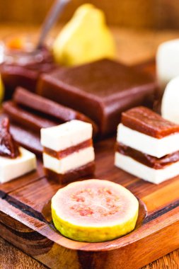 Minas Gerais peyniri ve guava reçeli, ahşap bir tahta üzerinde. Romeu e Julieta, Brezilya 'daki haziran festivallerinin tatlı bir örneği..