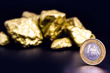 Altın külçeli gerçek bir sikke. Brezilya para birimi veya borsasında devalüasyon kavramı.