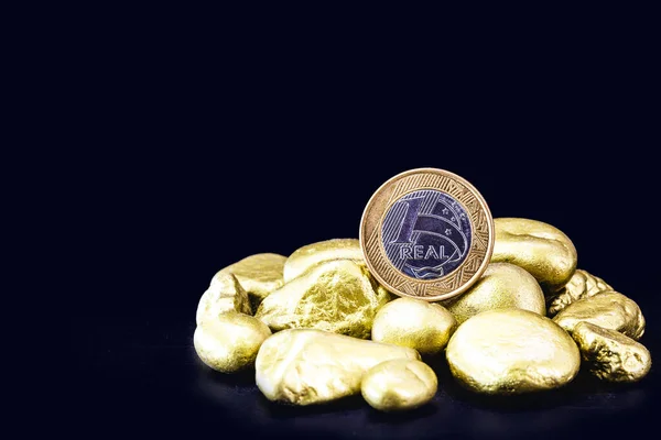 Una Moneta Vera Con Pietre Oro Gran Premio Concetto Risparmio — Foto Stock