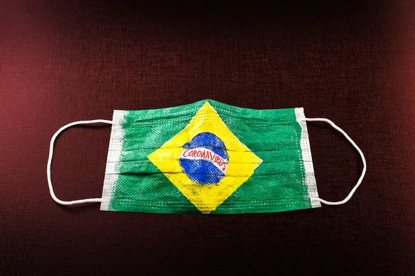 Máscara Protección Respiratoria Desechable Con Textura Bandera Brasil Concepto Pandemia — Foto de Stock