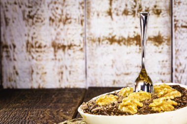 Ahşap arka planda fındıklı gurme çikolatalı tatlı. Brezilya 'dan Paskalya yumurtası, Paskalya 2020.