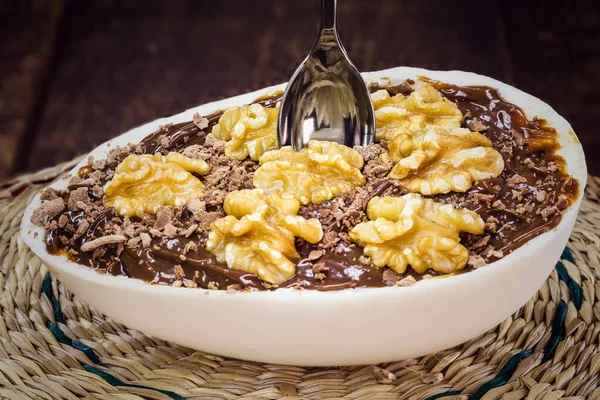 Gourmet Choklad Dessert Med Nötter Trä Bakgrund Påskägg Från Braxen — Stockfoto