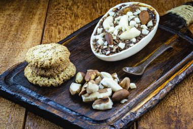 Ev yapımı vejetaryen paskalya yumurtası kakao tozu, Brezilya fındığı, organik fıstık bisküvisi ve laktozsuz beyaz çikolata. Paskalya 2020 sağlıklı.