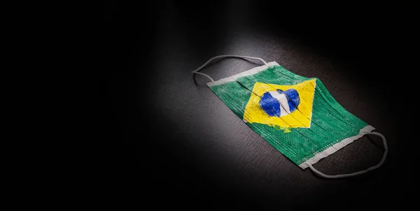 Máscara Proteção Respiratória Descartável Com Textura Bandeira Brasileira Crise Quarentena — Fotografia de Stock