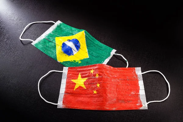 Crise Coronavírus Máscara Respiratória Com Textura Bandeiras Brasil China População — Fotografia de Stock