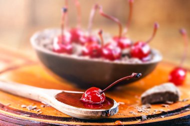 Brezilya 'dan paskalya yumurtası, kremalı çikolata ve taze kirazlı. Brezilya 'dan tipik bir Paskalya tatlısı. Metin için odak noktası ve boşluk.