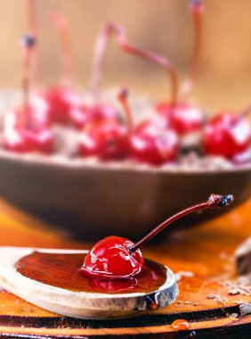 Brezilya 'dan paskalya yumurtası, kremalı çikolata ve taze kirazlı. Brezilya 'dan tipik bir Paskalya tatlısı. Metin için odak noktası ve boşluk.