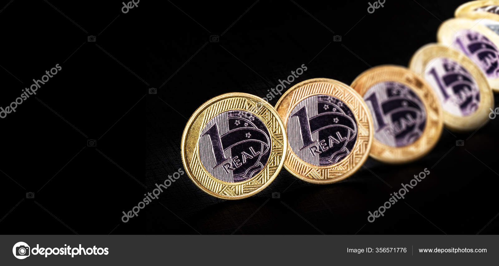 一个真正的硬币的图像来自巴西的钱在孤立的黑色背景上巴西雷亚尔的实际贬值股票交易所的损失——图库图片© robertohunger #356571776