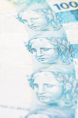 Brezilya 'dan gelen 100 reais banknotunun ayrıntıları, seçici bir odak noktası, parasal konsept için arka plan resmi. Brezilya 'daki mali kriz ya da finansal iş.