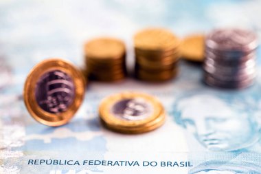 Brezilya 'dan gelen 100 reais banknotun ayrıntıları ve seçici odaklı Brezilya sikkeleri, arka plan resmi. Promosyon konsepti ya da büyük ödül parası.