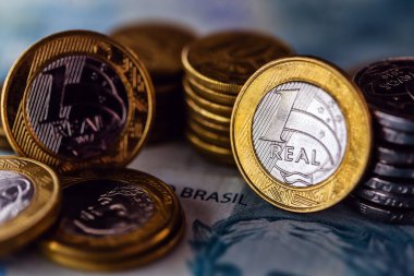 Gerçek bir para ve altın külçesi. Borsada Brezilya para biriminin takdir kavramı.