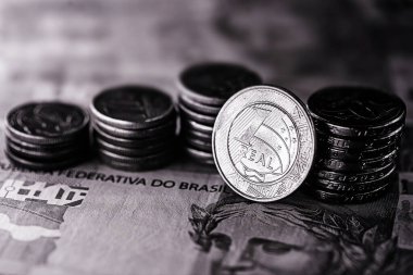 Brezilya 'dan gelen para görüntüsü, 100 reais ve bozuk para banknotları, kontrast ve gölgelerle. Brezilya 'da kayıp ve finansal kriz kavramı, Brezilya' nın gerçek.