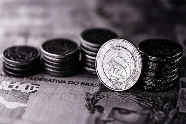 Obraz Peněz Brazílie Bankovek 100 Reais Mincí Kontrastem Stíny Pojem — Stock fotografie