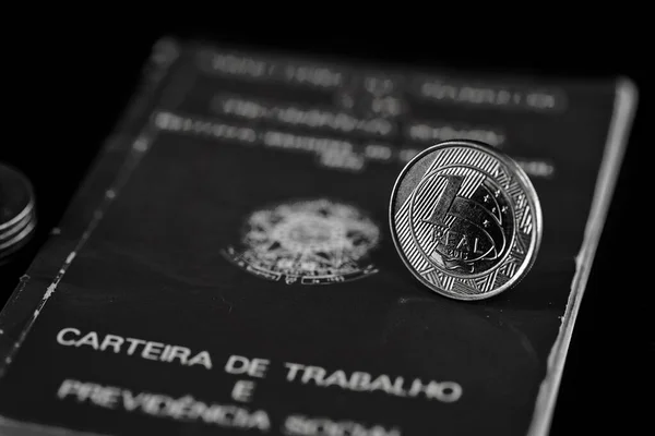 Одна Справжня Монета Старій Бразильській Робочій Картці Концепція Економічного Спаду — стокове фото