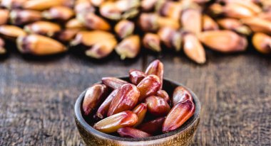 Kırsal ahşap kasede bir sürü çam fıstığı tohumu var. Kış boyunca tipik Brezilya yemekleri.