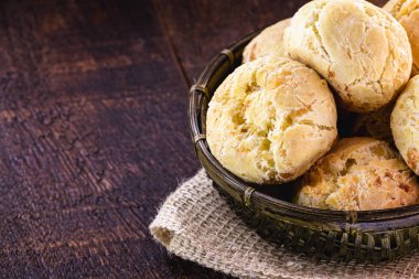 Ev yapımı peynirli ekmek sepeti. Minas gerais, Brezilya 'dan tipik yiyecekler. Mineira mutfağı.