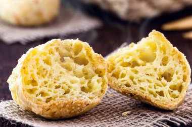 Brezilya peynirli ekmek, dumanla ya da sıcak buharla ikiye bölünmüş, sıcak yemek servis ediliyor..