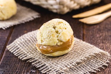 Brezilya peynirli ekmek, kremalı dulce de leche ile dolu. Gurme peynirli ekmek, minas gerais geleneği..