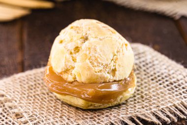 Brezilya peynirli ekmek, kremalı dulce de leche ile dolu. Gurme peynirli ekmek, minas gerais geleneği..