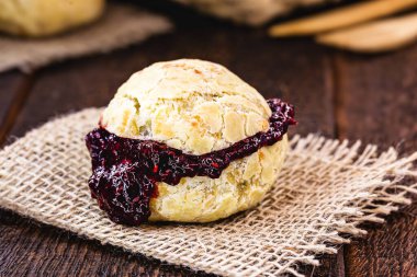 Brezilya peynirli ekmek, çilek reçeli ile doldurulmuş. Gurme peynirli ekmek, minas gerais geleneği..