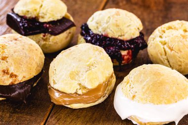 Peynirli ekmek, sıcak, farklı tatlar ve dolgular. Çikolata, lor, duble de leche, çilek reçeli ve guava. Minas Gerais gurme sürümü geleneği.