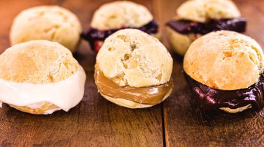 Peynirli ekmek, sıcak, farklı tatlar ve dolgular. Çikolata, lor, duble de leche, çilek reçeli ve guava. Minas Gerais gurme sürümü geleneği.