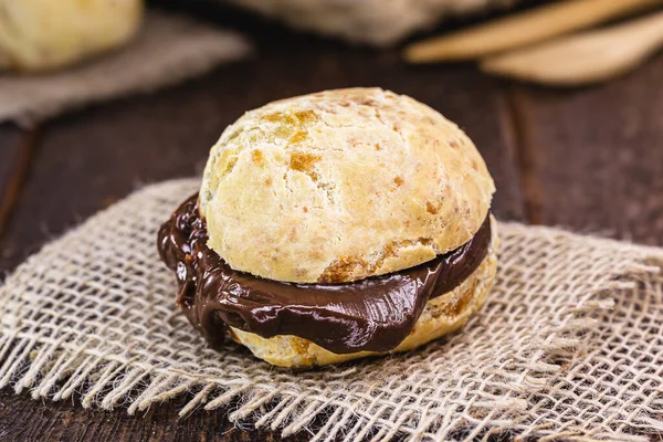 Kremalı çikolatayla dolu Brezilya peynirli ekmek. Gurme peynirli ekmek, minas gerais geleneği..