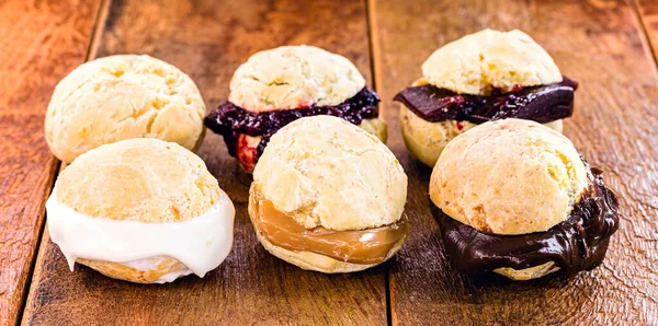 Peynirli ekmek, sıcak, farklı tatlar ve dolgular. Çikolata, lor, duble de leche, çilek reçeli ve guava. Minas Gerais gurme sürümü geleneği.