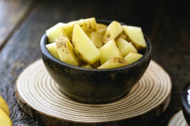 Dilimlenmiş patates parçaları, kırsal ve organik