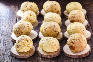 Bir sürü Brezilya peynirli ekmek, kırsal ahşap arka planda ve metin için alan. Minas gerais 'den yapılan yiyecekler..