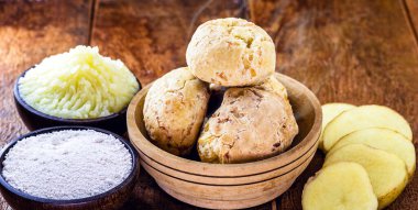 Hayvansal ürünleri olmayan peynirli ekmek. Vejetaryen ya da vejetaryen atıştırması. Bileşenler, patatesler ve tapyoka (toprak kasava) Brezilya yapımı.