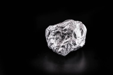 Paladyum, katı halde oda sıcaklığında büzülen kimyasal bir elementtir. Endüstride kullanılan metal. Mineral çıkarma kavramı.