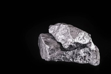 Küçük titanyum taşı, hafif alaşımlarda kullanılan metal. Kaba cevherin makro fotoğrafçılığı.