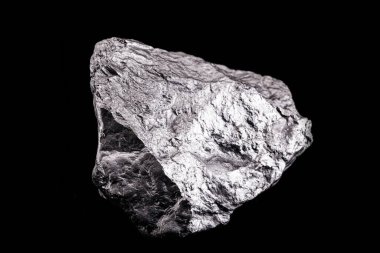 Çiğ manganez. Manganez taşı siyah arkaplanda izole edilmiş. Ağır metallerin mineral çıkarımı.