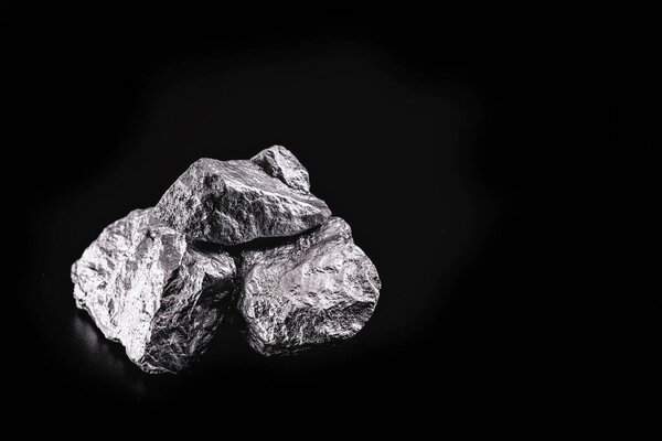 Серебряный самородок родной в Либерии изолированы на черном фоне
.