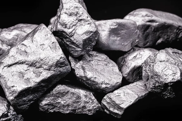 在黑色背景上隔离的锰石材 铜焊中重金属的矿物提取 — 图库照片