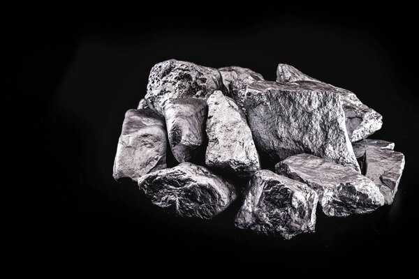 серебро или платина на каменном полу, на черном фоне. Экспорт руды из Южной Африки
